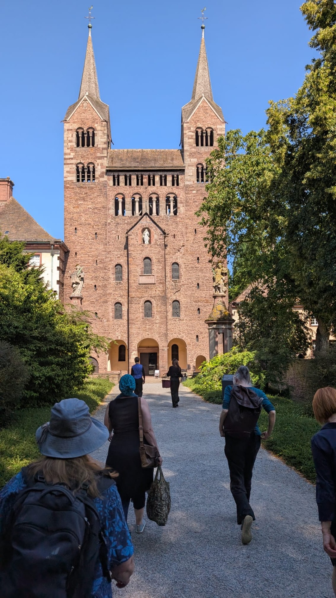 Auf dem Weg in die Abteikirche Corvey